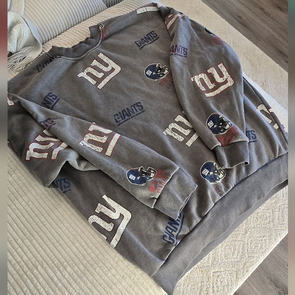 NY GIANTS Oversized Unisex Sweatshirt. Never Worn.